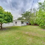 Vero Beach Studio With Shared Patio About 3 Mi To Beach!