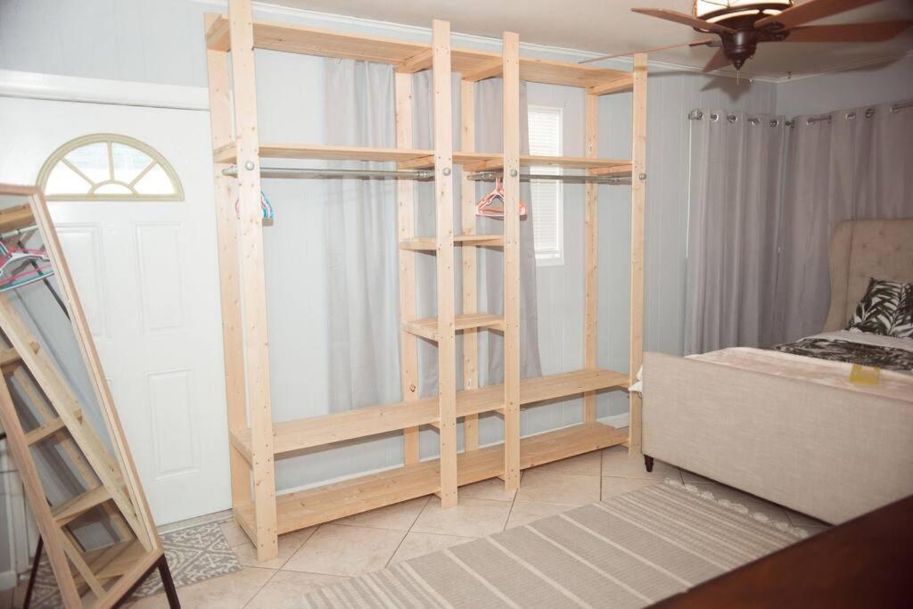 Charming Home, Minutes From The Holiday home Vero Beach