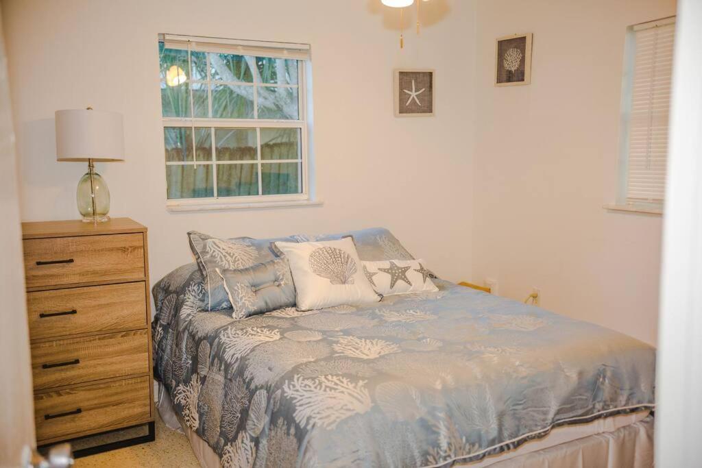 Charming Home, Minutes From The Holiday home Vero Beach