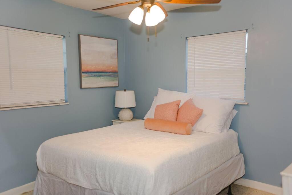 Charming Home, Minutes From The Holiday home Vero Beach