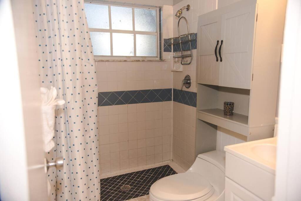 Charming Home, Minutes From The Holiday home Vero Beach