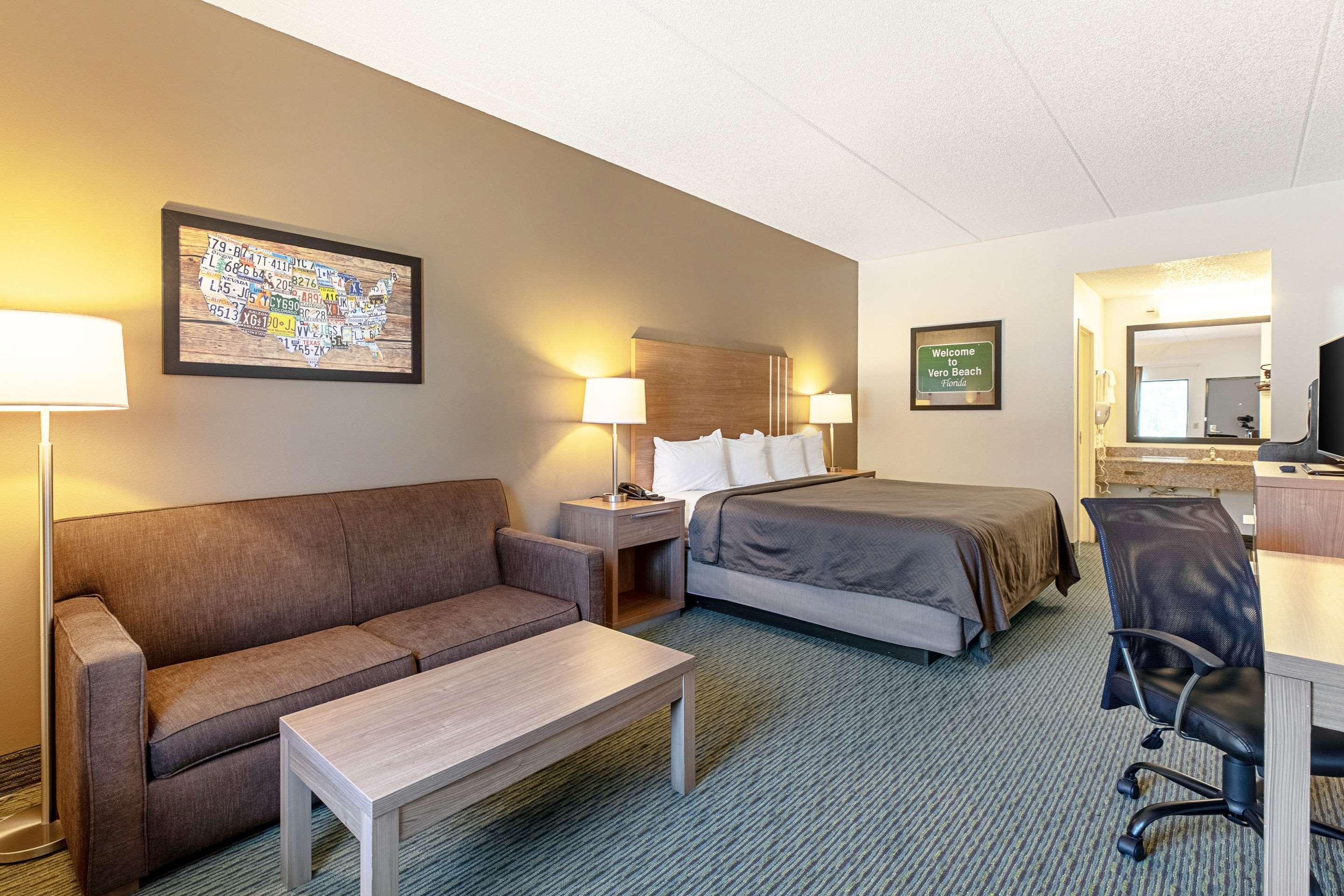Econo Vero Downtown Hotel