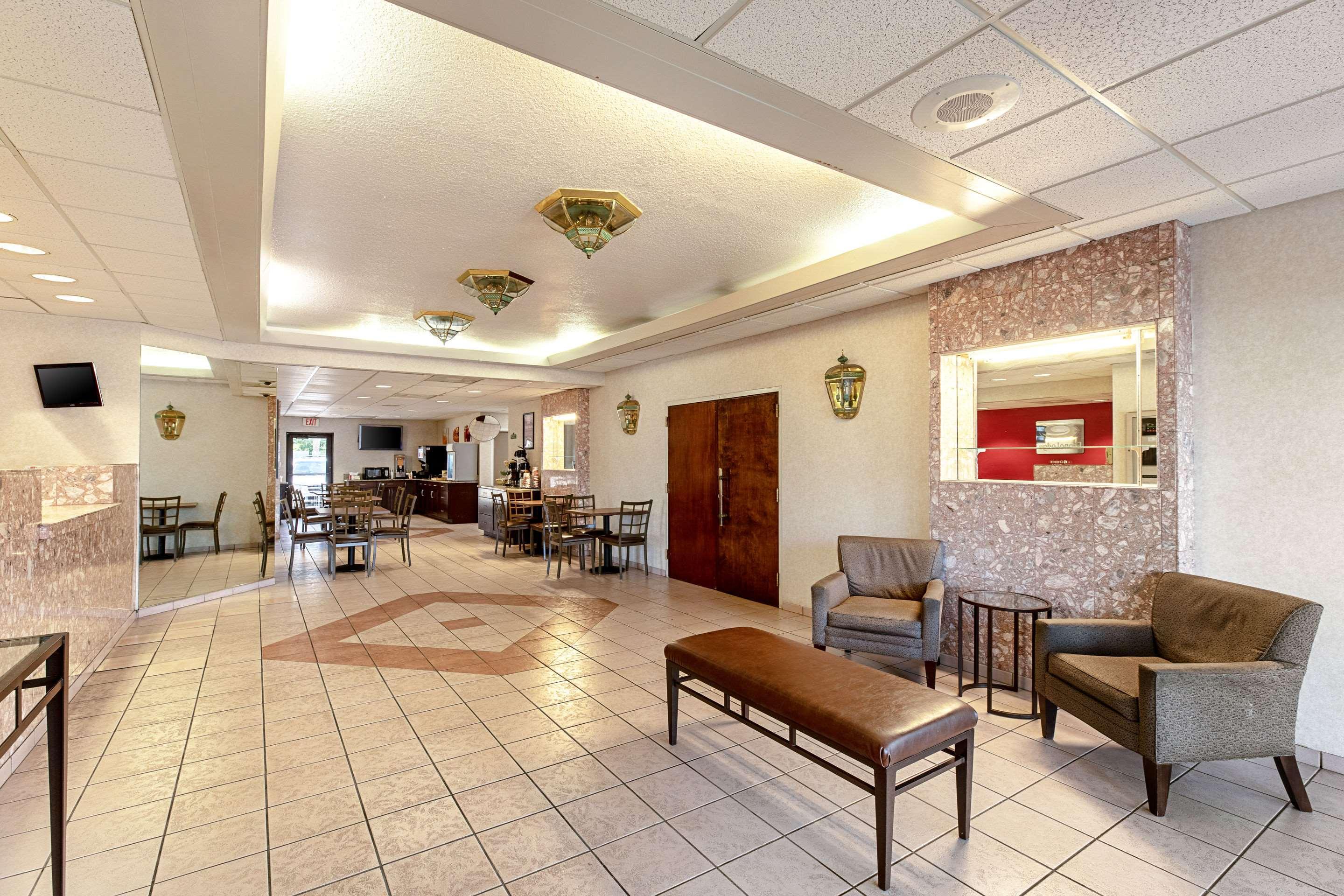 Econo Vero Downtown Hotel