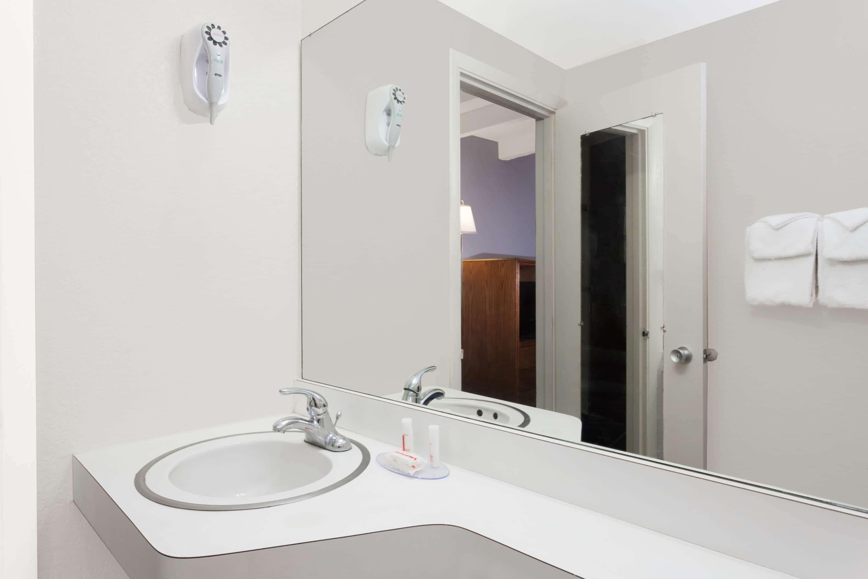 Hotel Howard Johnson By Wyndham Vero / Downtown Vero Beach