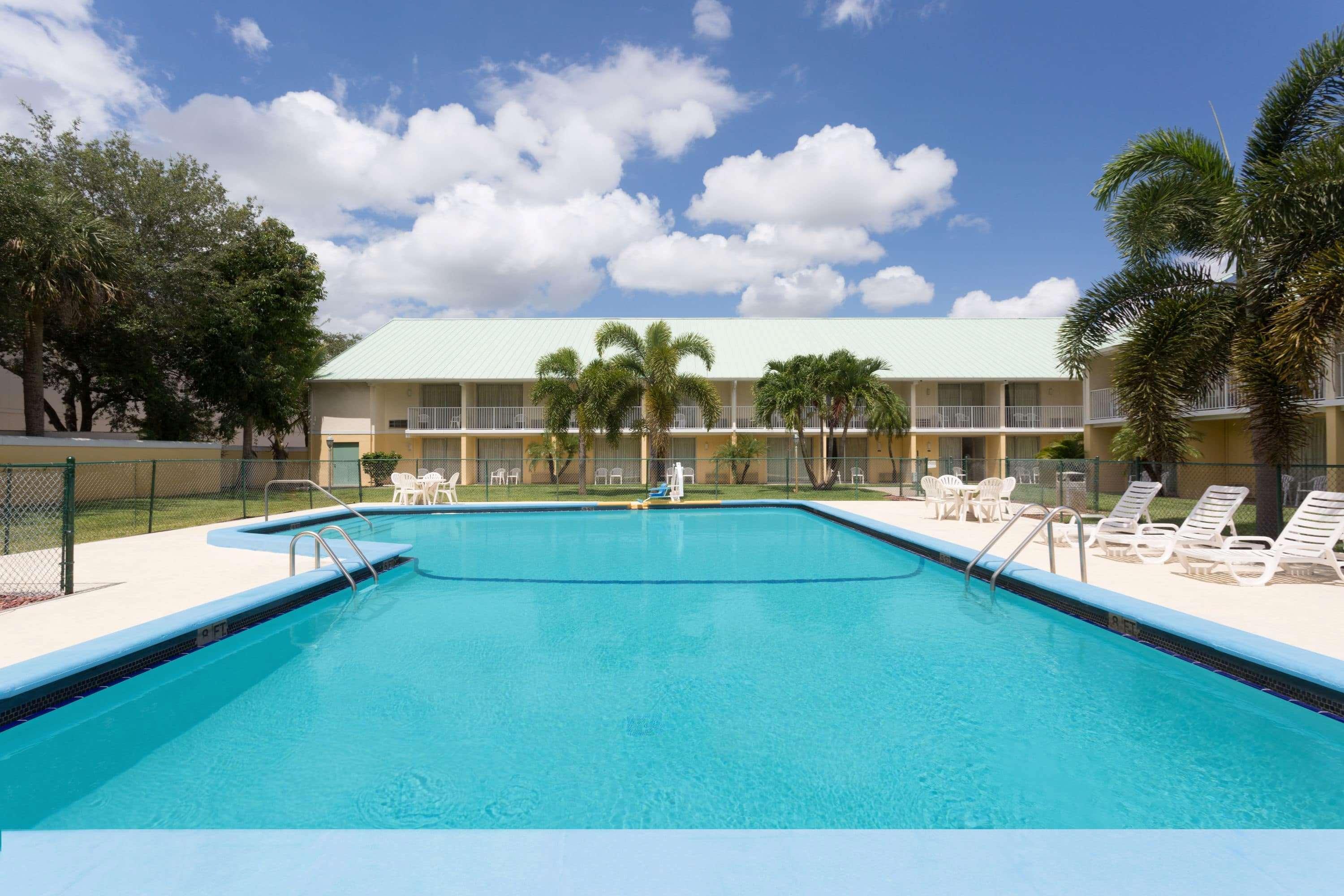 Howard Johnson By Wyndham Vero / Downtown 2*