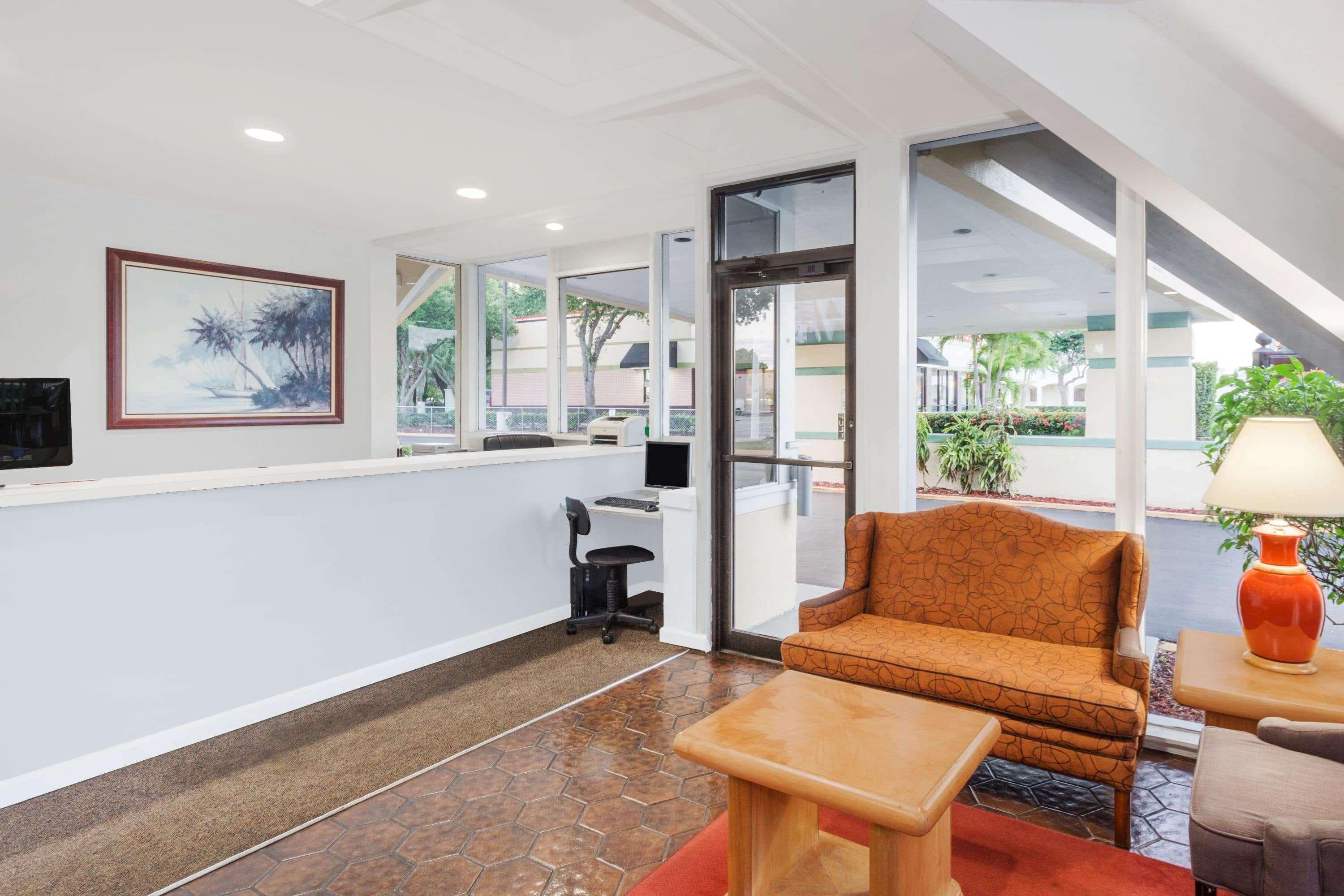 Howard Johnson By Wyndham Vero / Downtown 2*