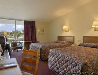 Howard Johnson By Wyndham Vero / Downtown