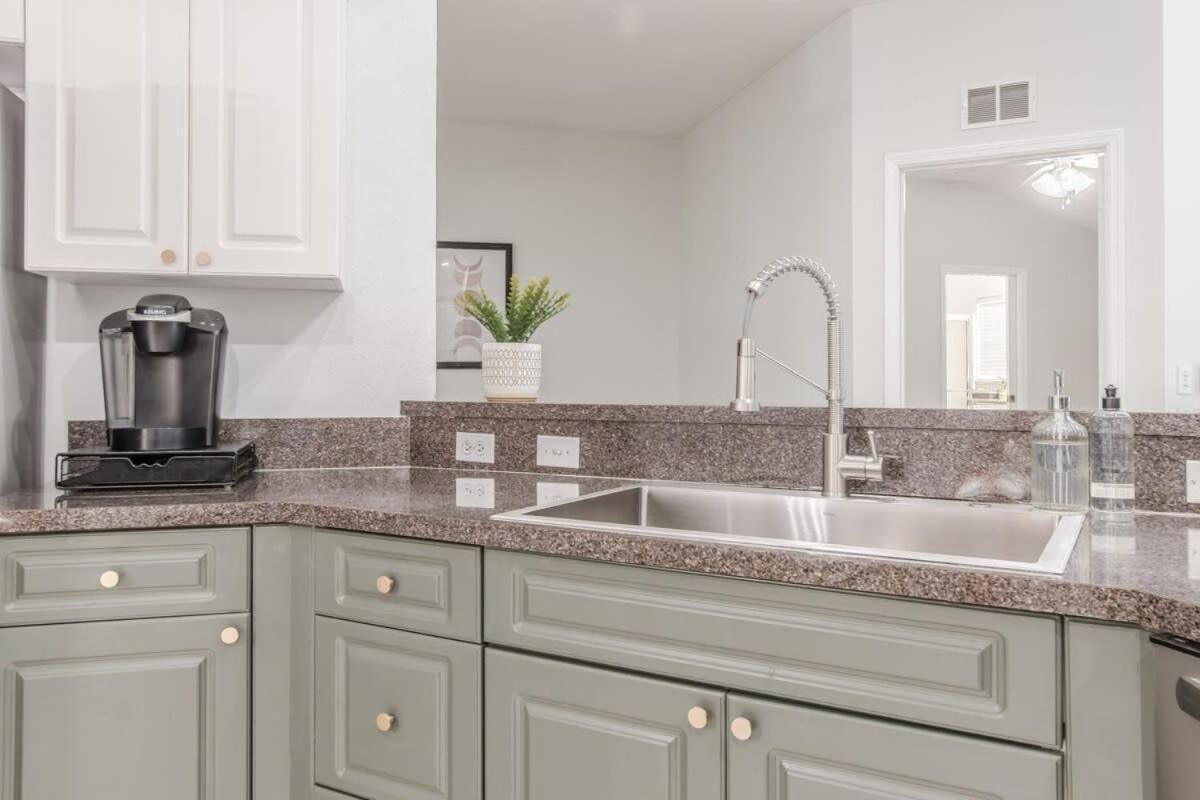 11 Mins To - 3br W Private Pool + Grill Holiday home