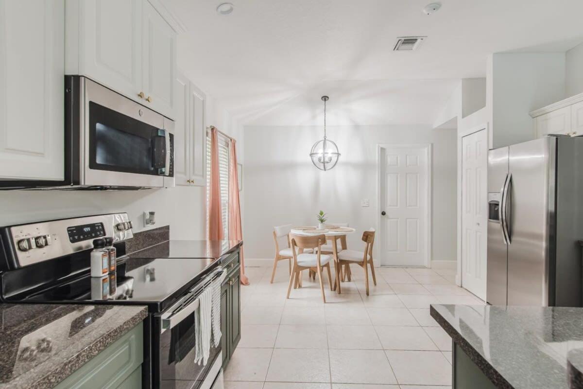 Holiday home 11 Mins To - 3br W Private Pool + Grill *