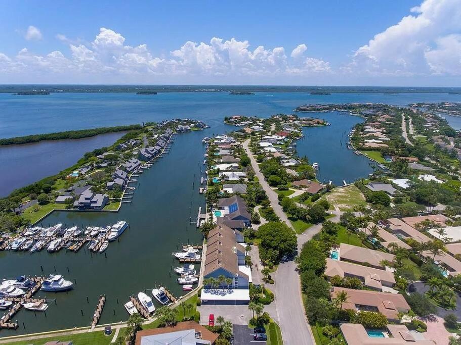 Apartment Harbor View, Short 7 Minute Walk To Beach.