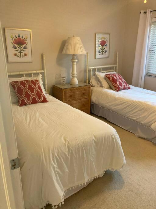 Harbor View, Short 7 Minute Walk To Beach. * Vero Beach