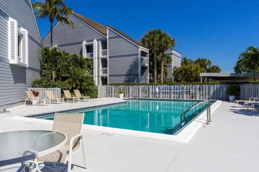 Harbor View, Short 7 Minute Walk To Beach. Apartment
