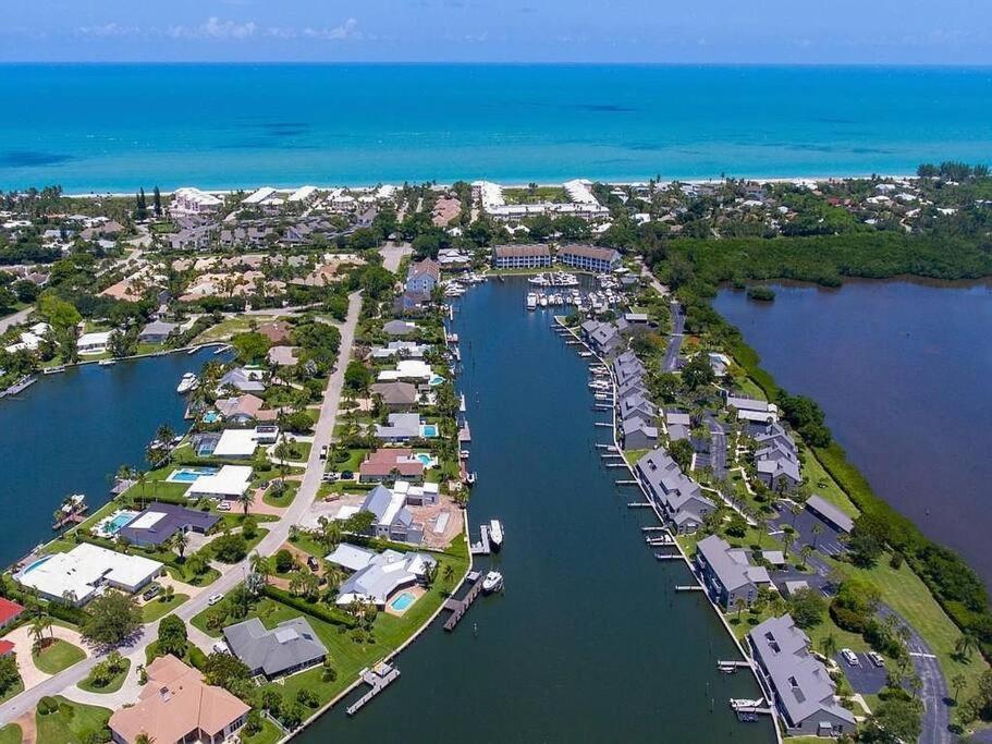 Apartment Harbor View, Short 7 Minute Walk To Beach.