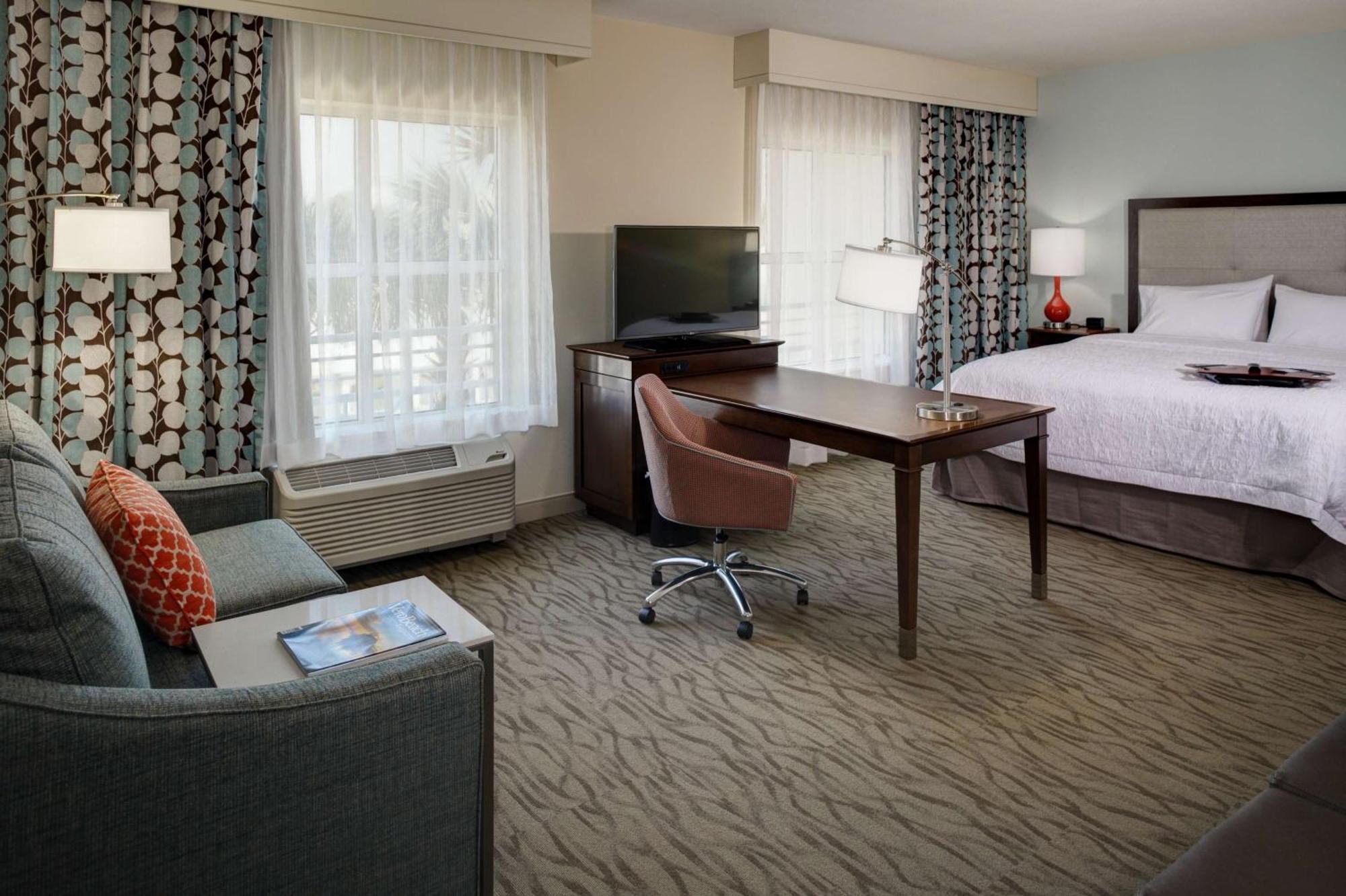 Hampton And By Hilton Vero Beach-downtown 3*