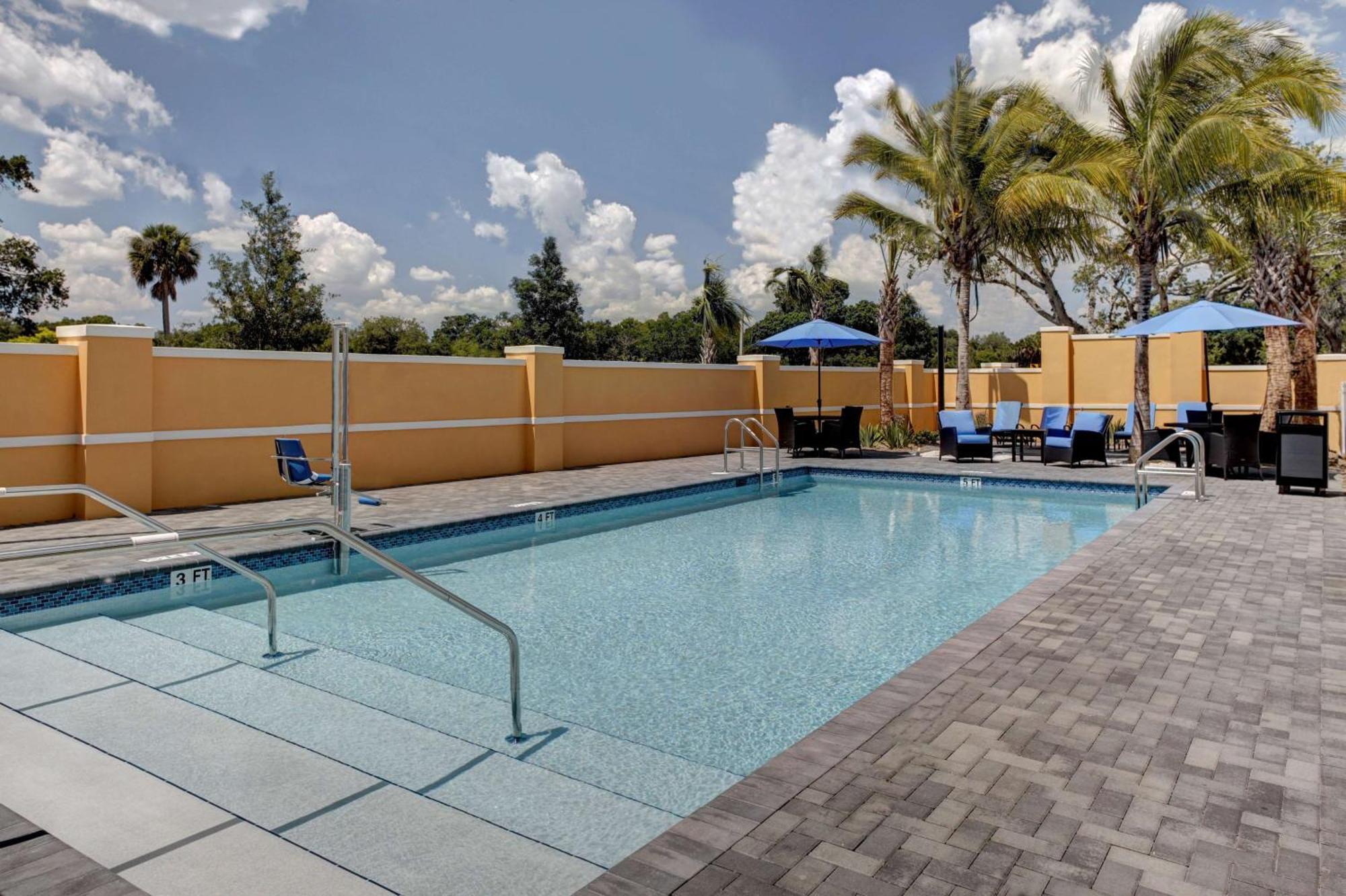 Hampton And By Hilton Vero Beach-downtown 3*