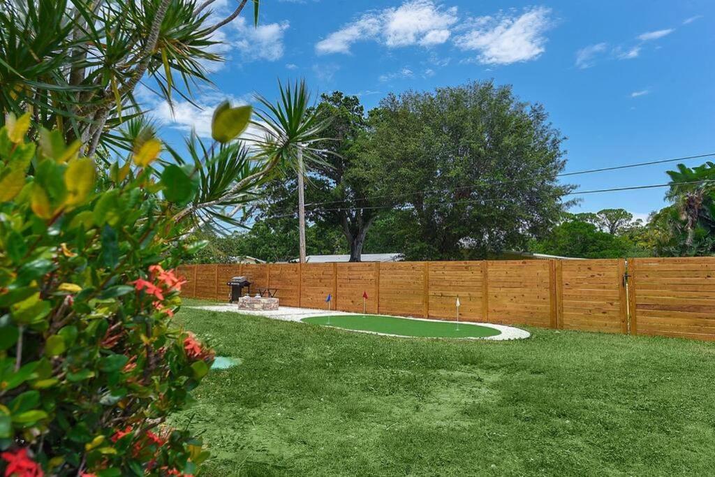 Oasis: Hot Tub, Fire Pit, Fun! Holiday home Vero Beach