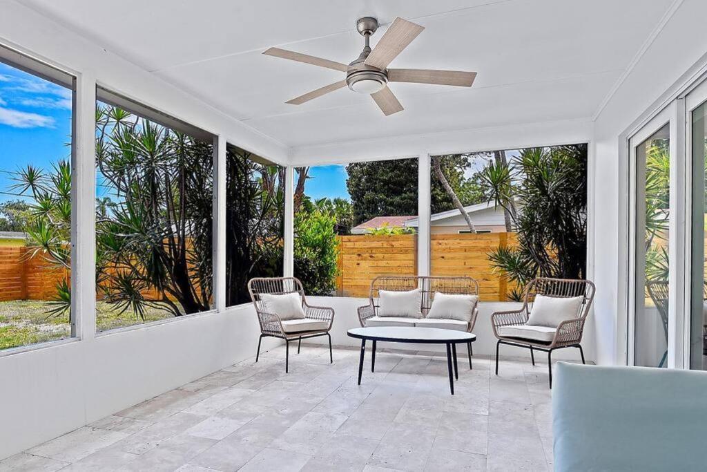 Oasis: Hot Tub, Fire Pit, Fun! Holiday home