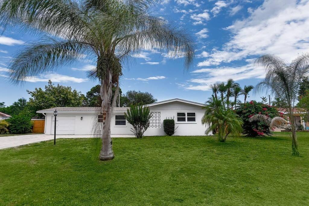 Oasis: Hot Tub, Fire Pit, Fun! Holiday home Vero Beach