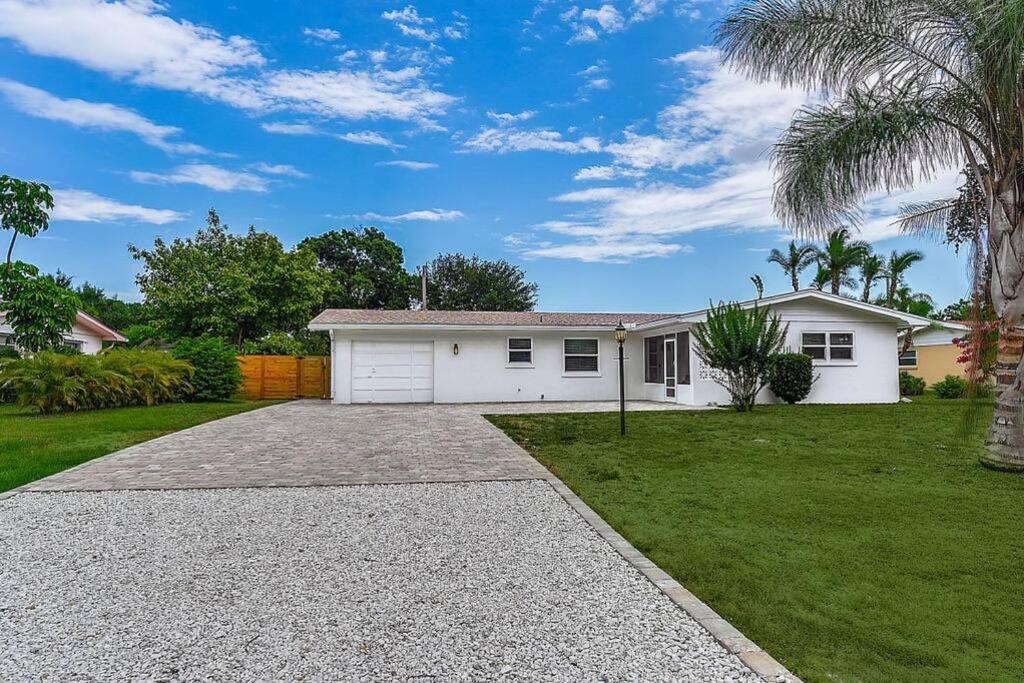 Oasis: Hot Tub, Fire Pit, Fun! Holiday home