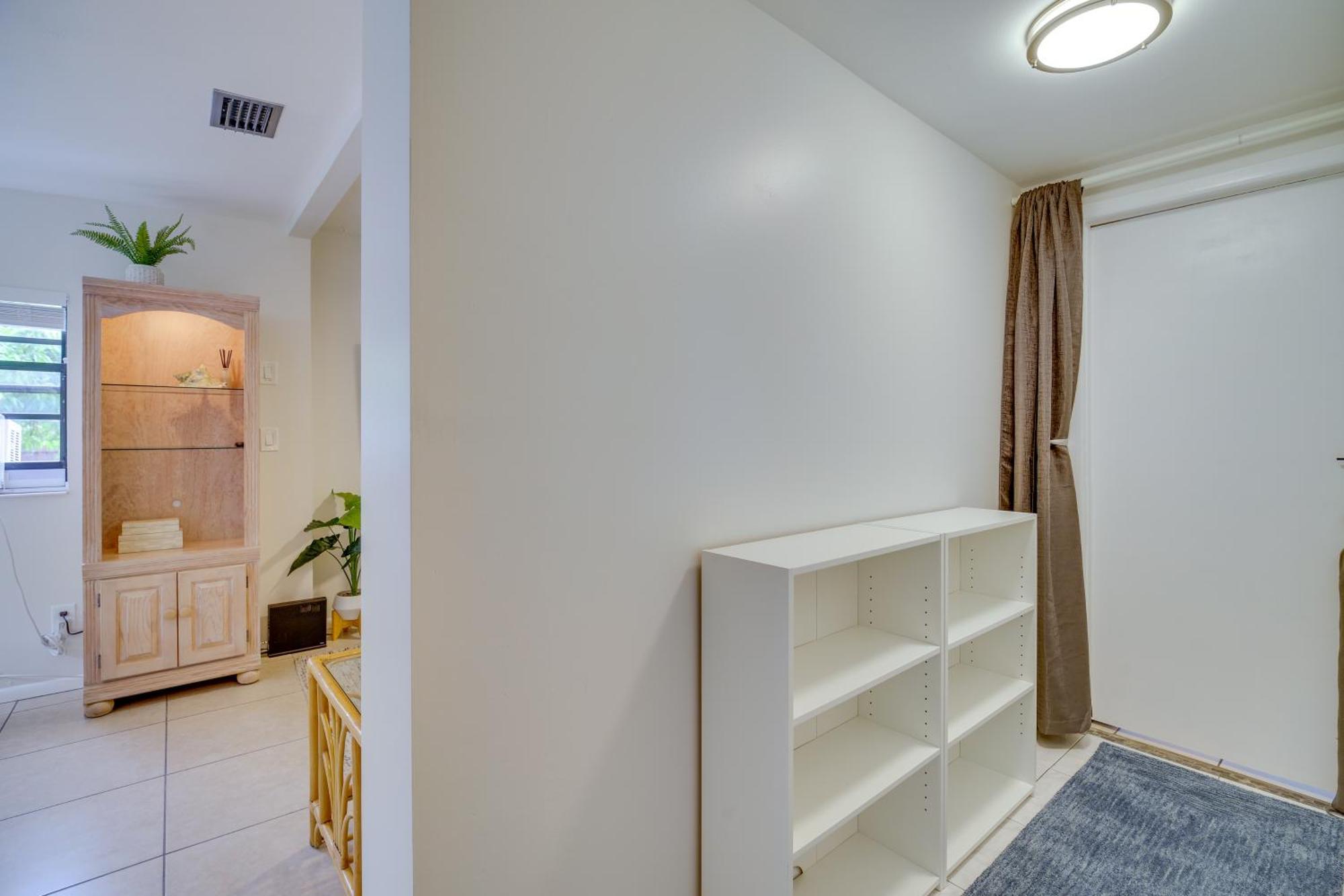 Vero With Shared Patio About 3 Mi To Beach! Apartment *