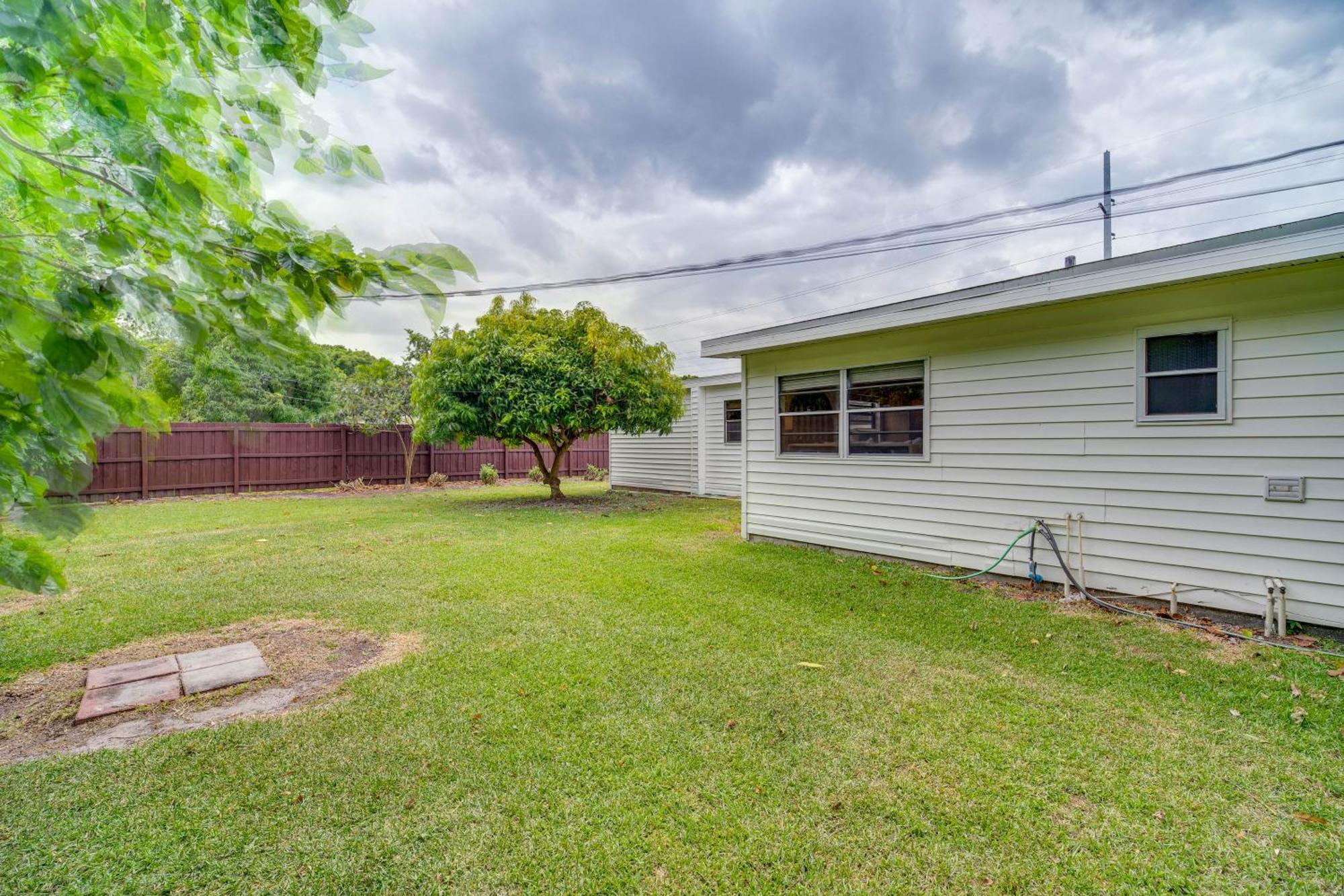 Vero With Shared Patio About 3 Mi To Beach! Apartment