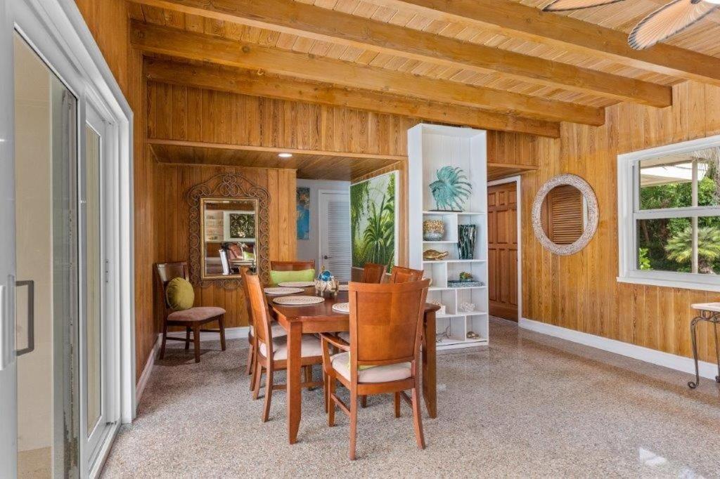 Beautifully Renovated 5 Bedroom Vero Holiday home
