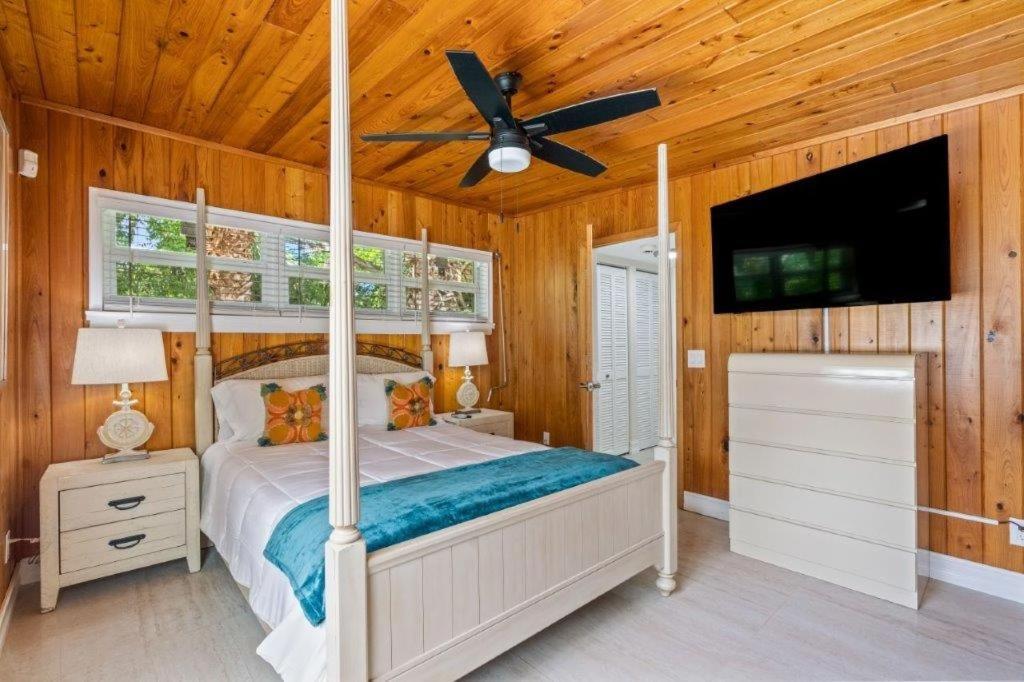 Beautifully Renovated 5 Bedroom Vero Holiday home
