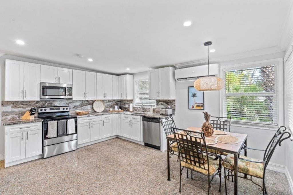 Beautifully Renovated 5 Bedroom Vero Holiday home *
