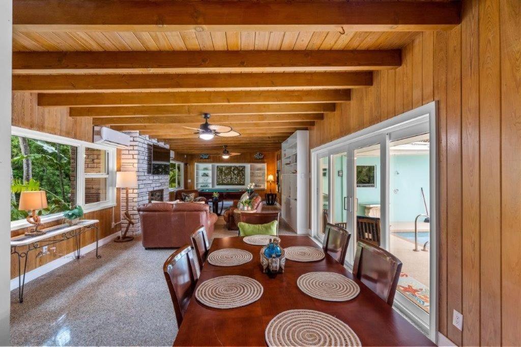Beautifully Renovated 5 Bedroom Vero Holiday home *