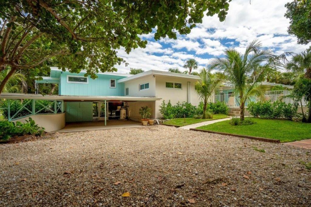 Beautifully Renovated 5 Bedroom Vero Holiday home