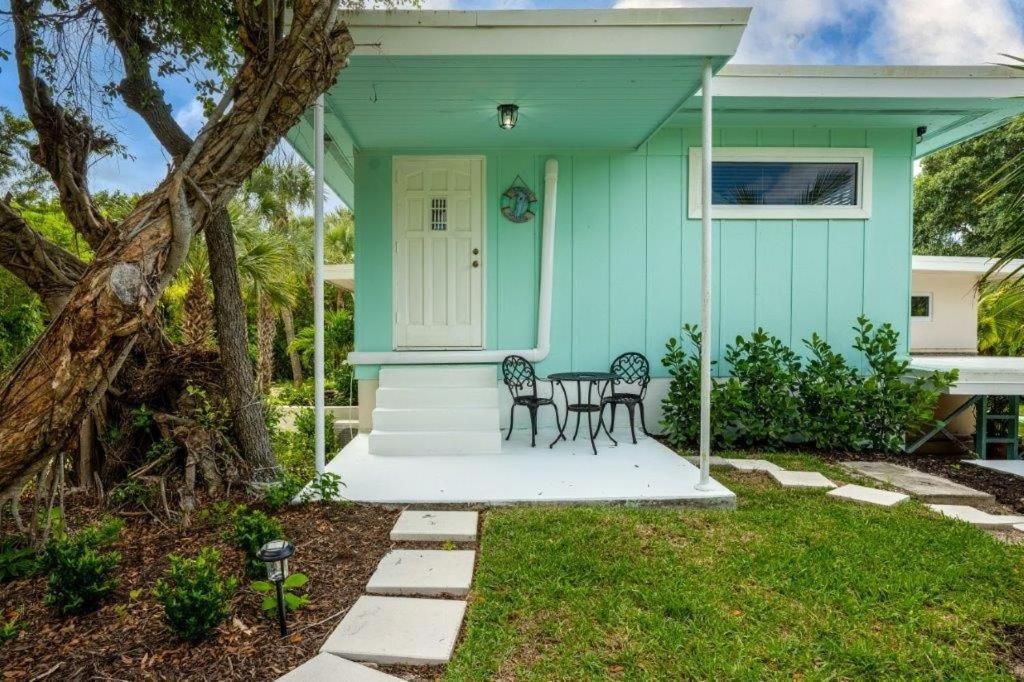 Beautifully Renovated 5 Bedroom Vero Holiday home