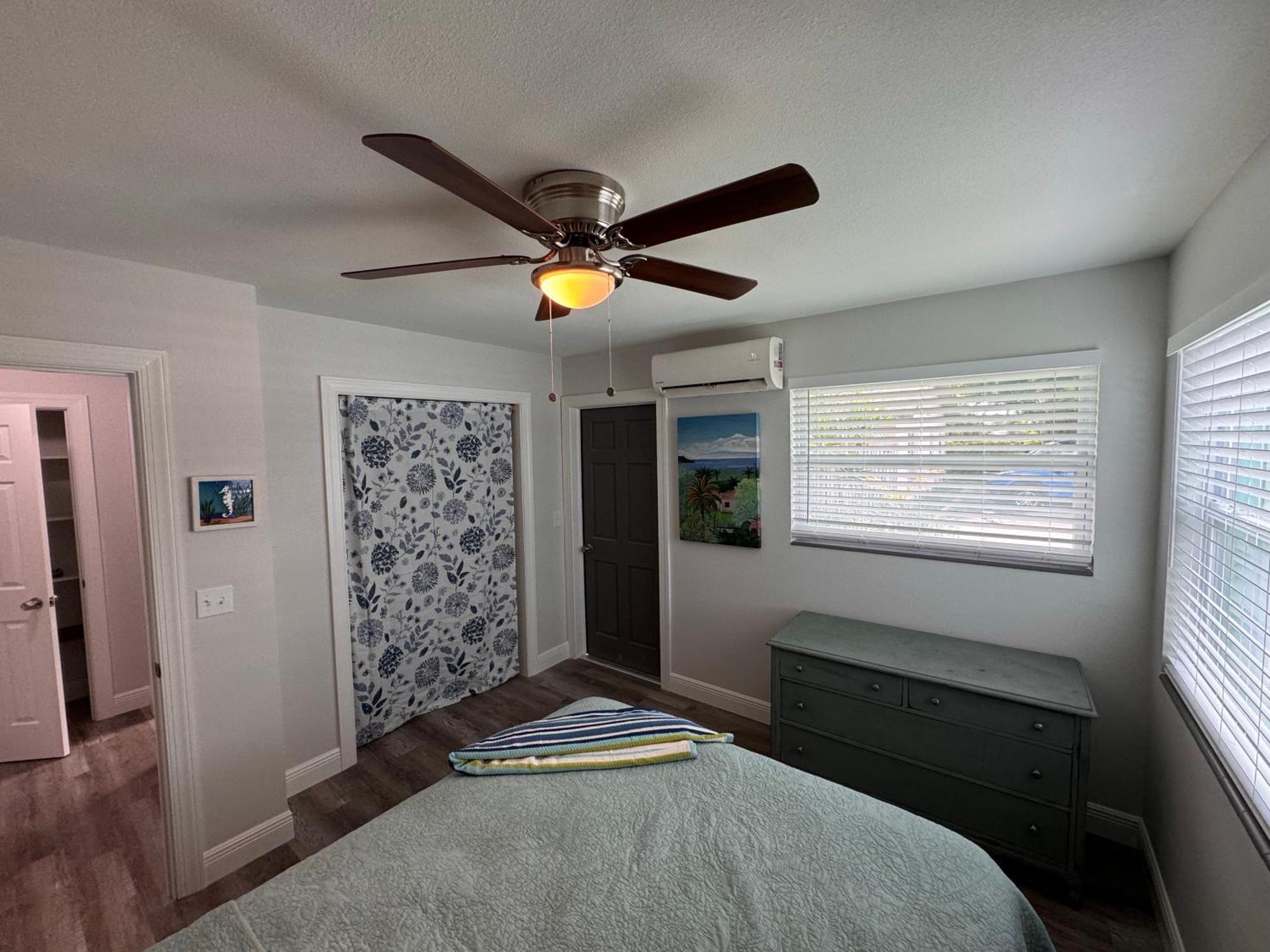875 Oasis #4 Location! Apartment