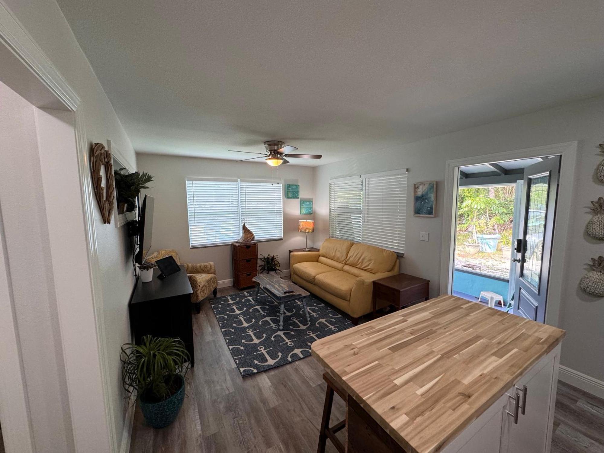 Apartment 875 Oasis #4 Location! *