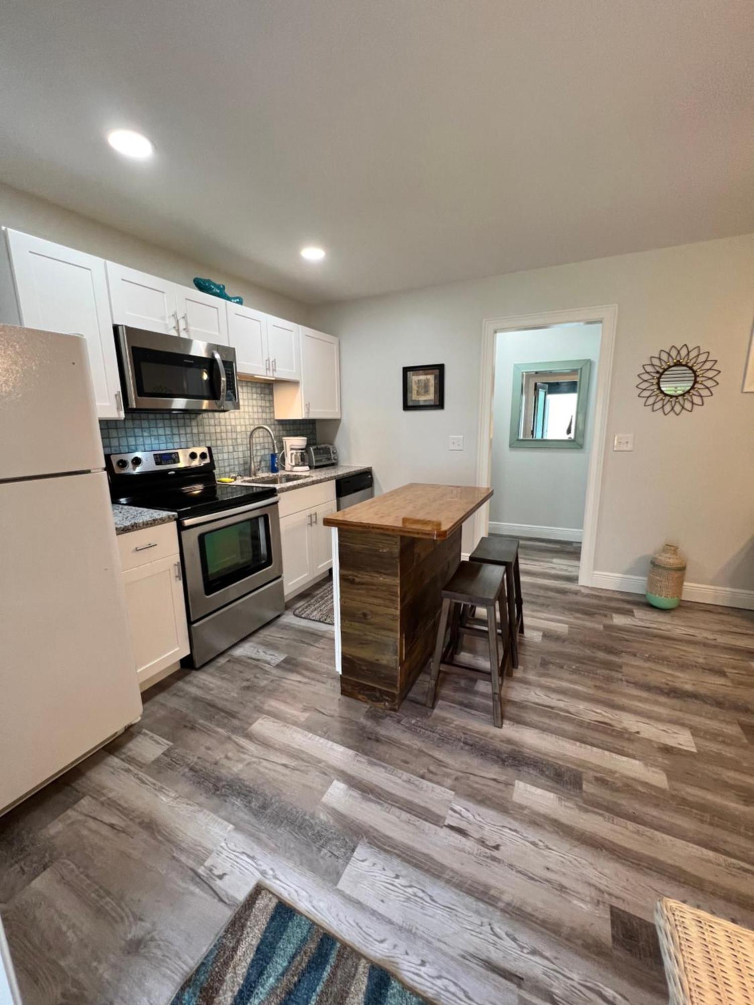 875 Oasis #4 Location!