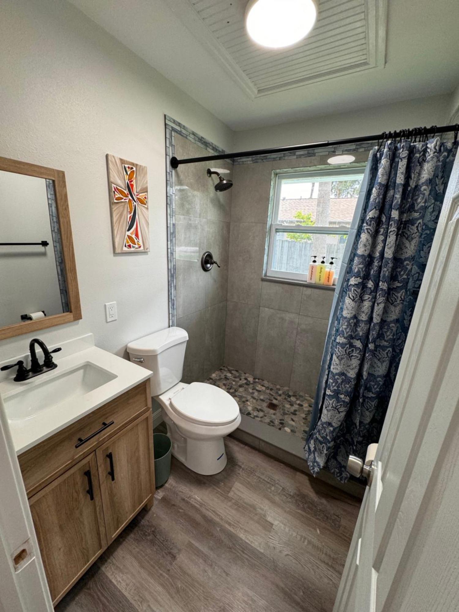 875 Oasis #4 Location! *