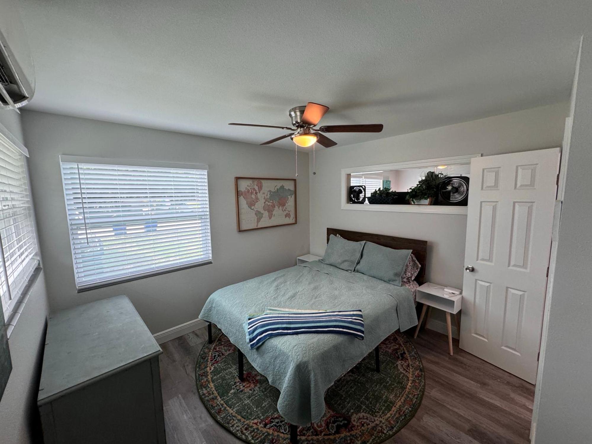 875 Oasis #4 Location! *