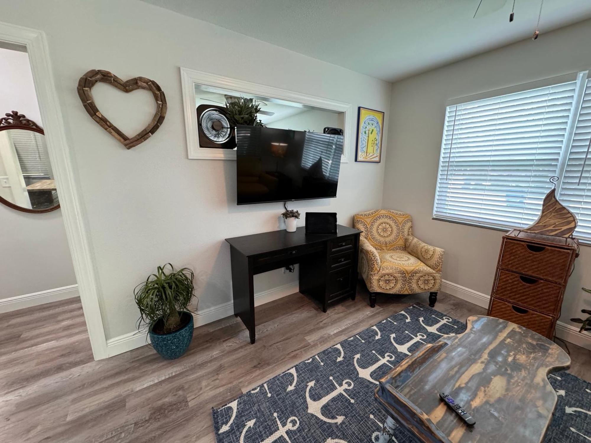 Apartment 875 Oasis #4 Location! *