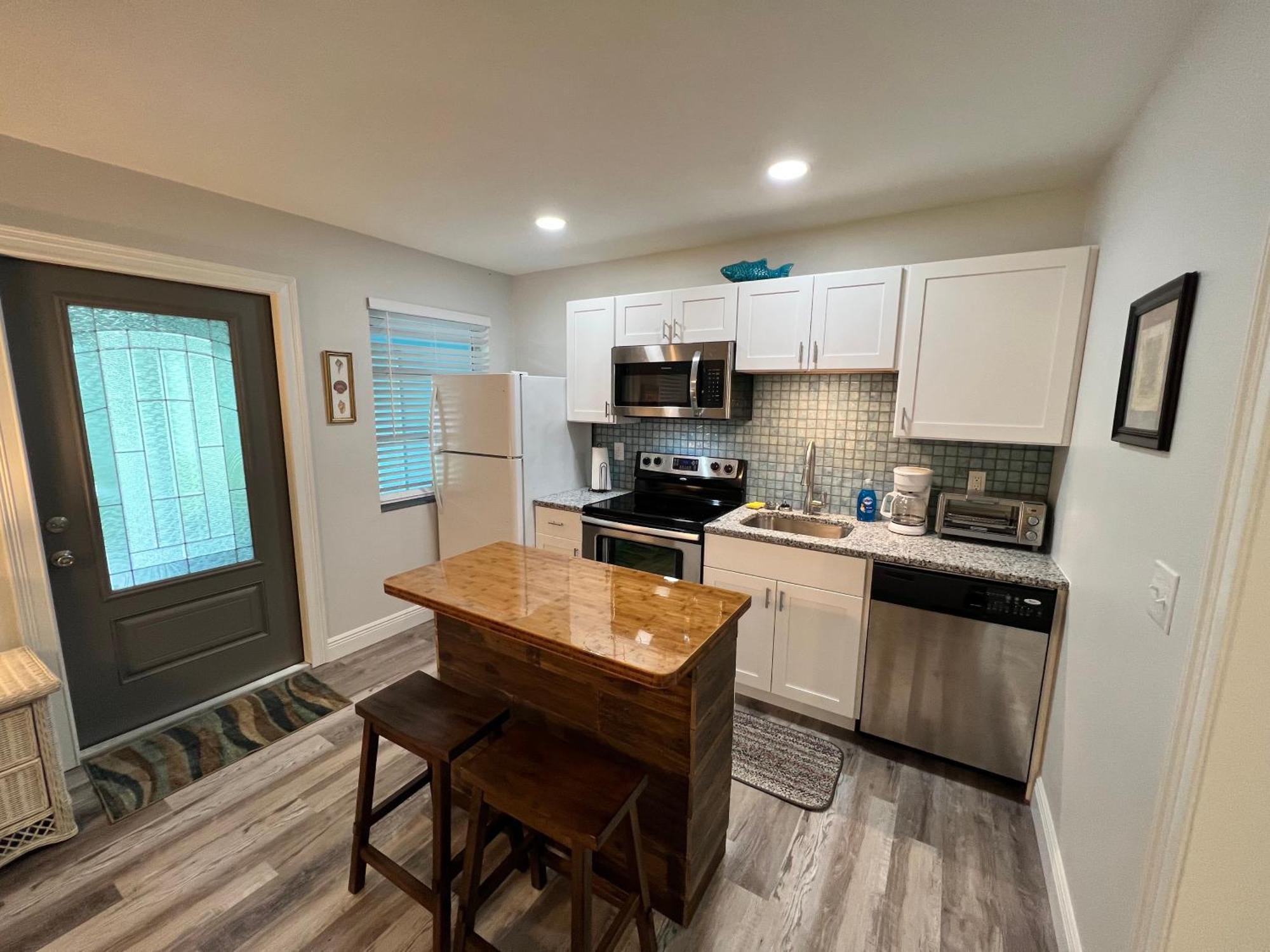 875 Oasis #4 Location! Apartment *