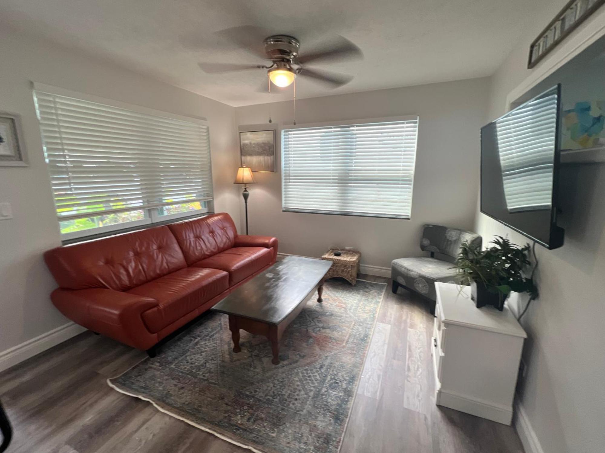 875 Oasis #1 Location! Apartment