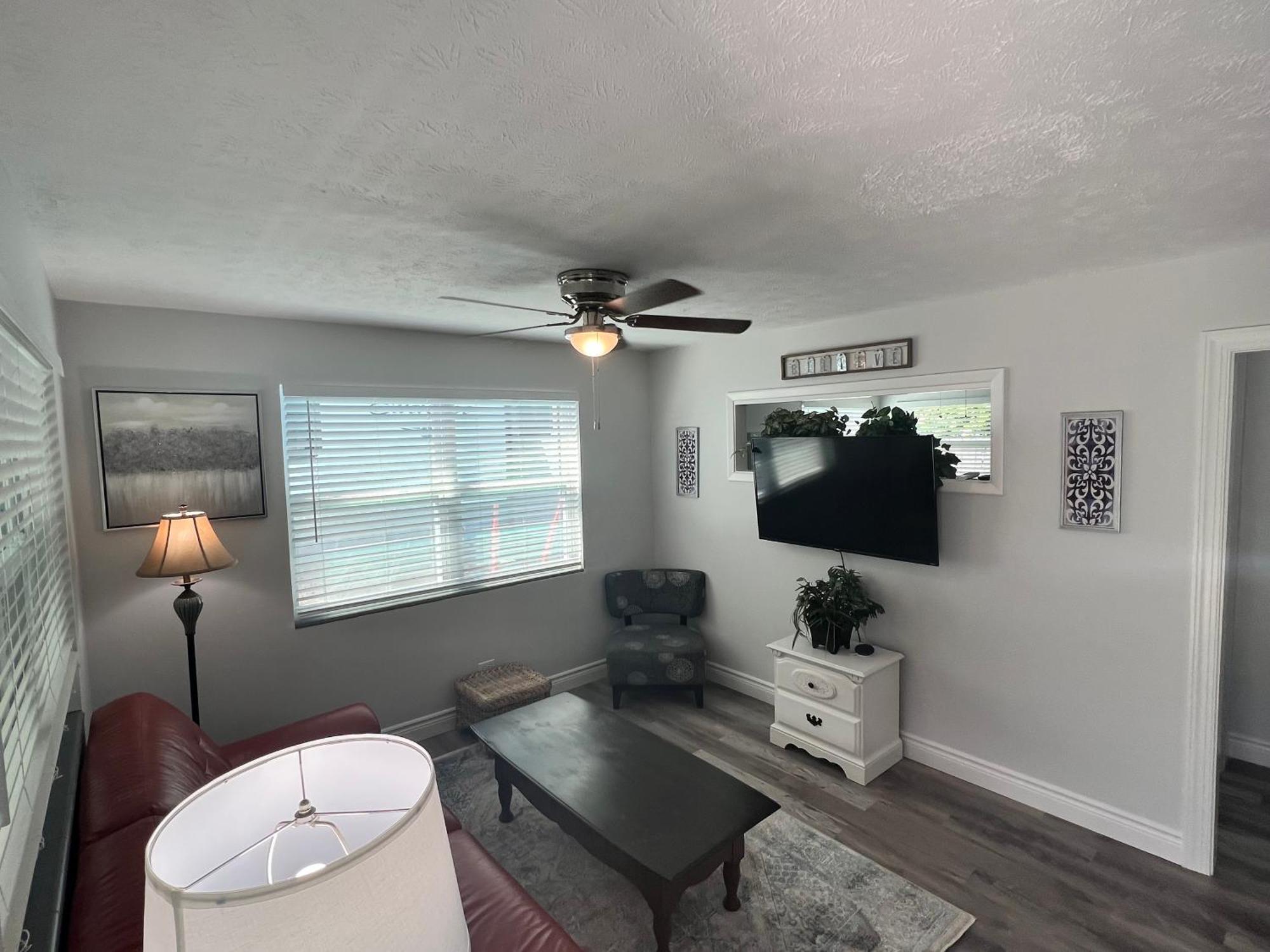875 Oasis #1 Location! Apartment