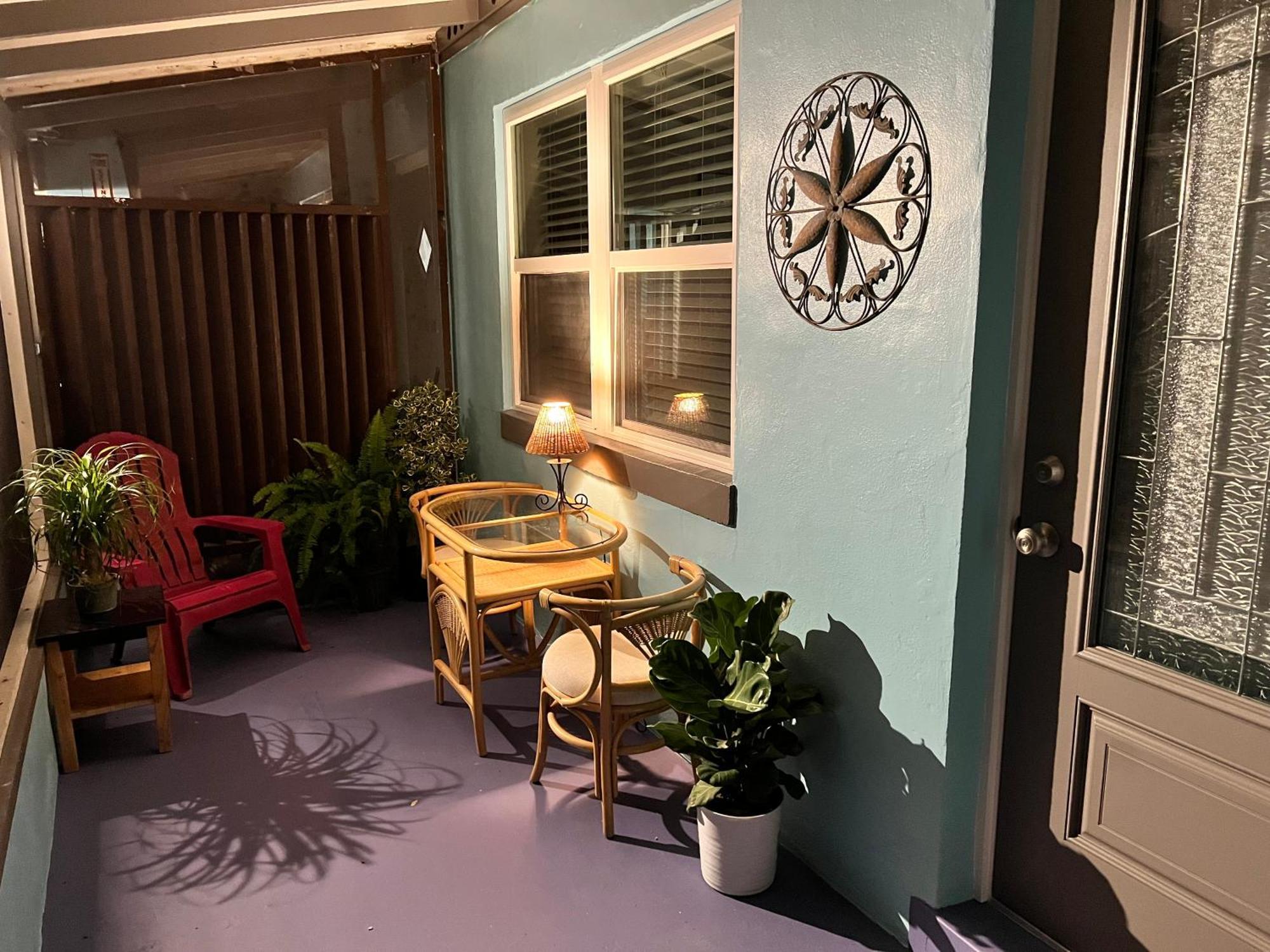 875 Oasis #1 Location! *