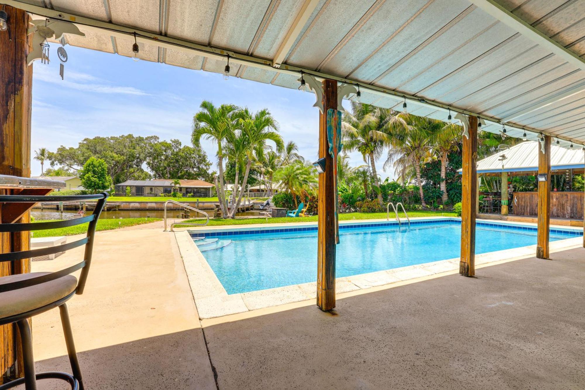 Holiday home Waterfront Vero With Pool And Boat Dock!