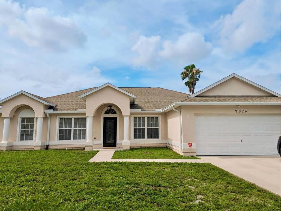Spacious Family Retreat - Pet Friendly *