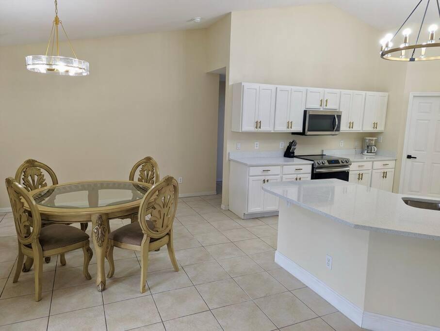 Spacious Family Retreat - Pet Friendly *
