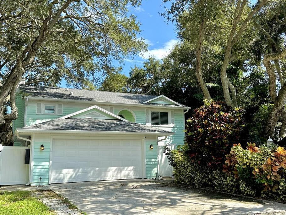 Holiday home Vero Oaks Stroll To Includes Mini Golf And Jacuzzi *
