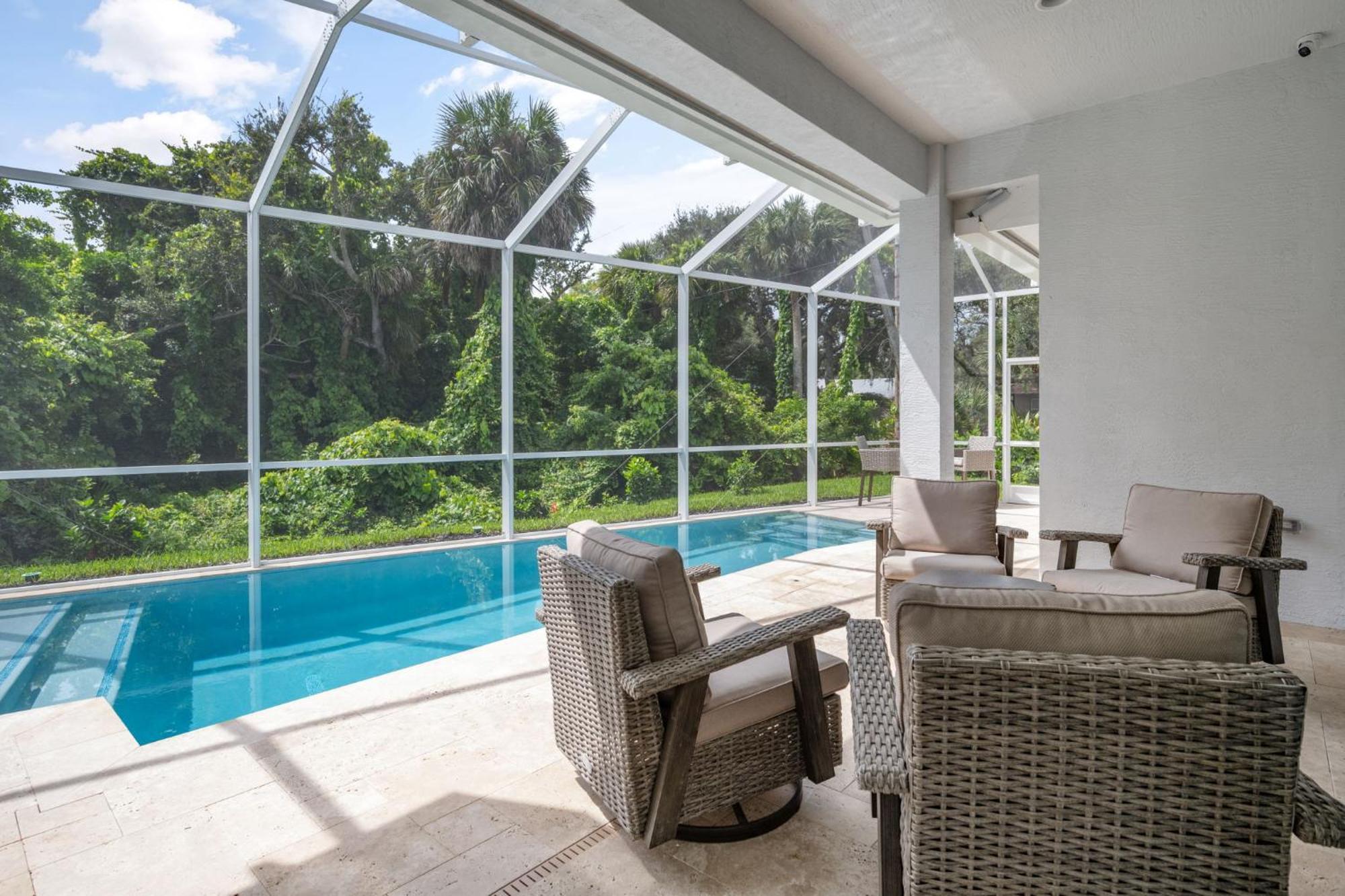 Beachside Bliss 3br, Heated Pool, Sleeps 10! Holiday home *