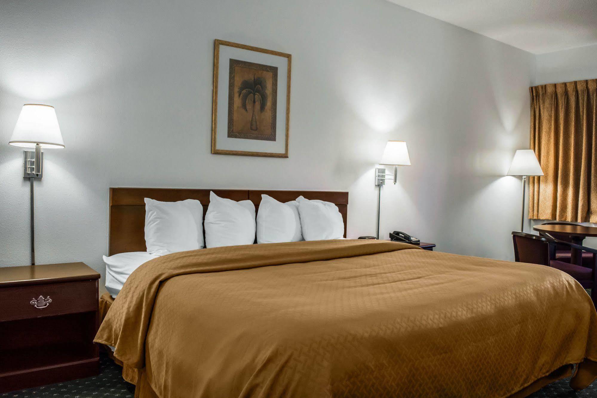 Lodge Econo Vero - Downtown *