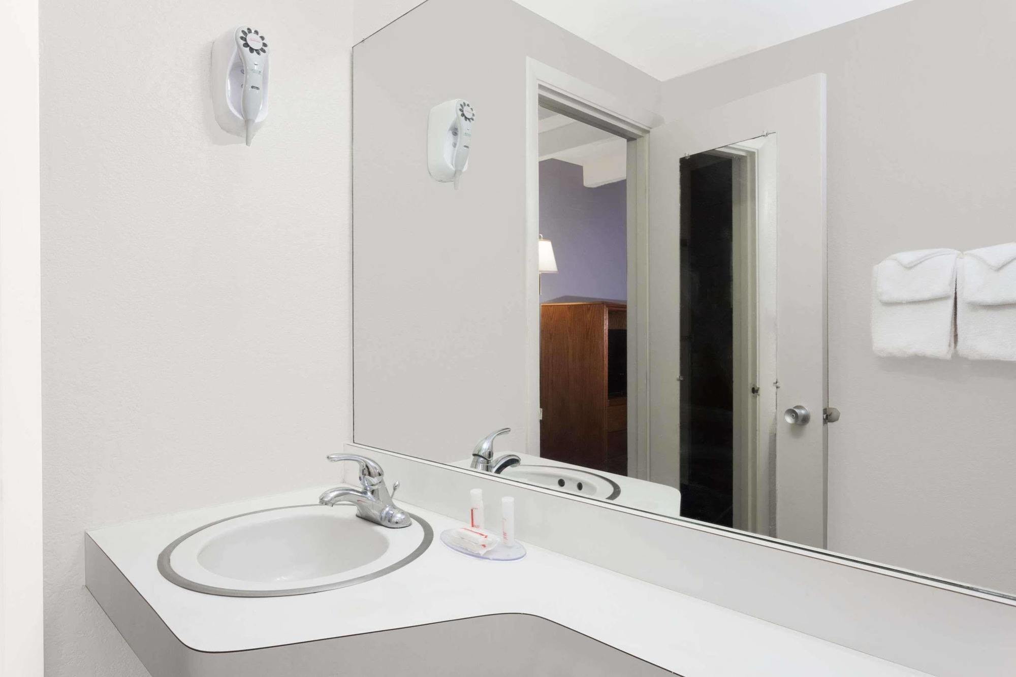 Howard Johnson By Wyndham Vero / Downtown Hotel 2*