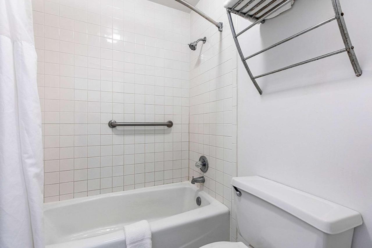 Lodge Econo Vero - Downtown *