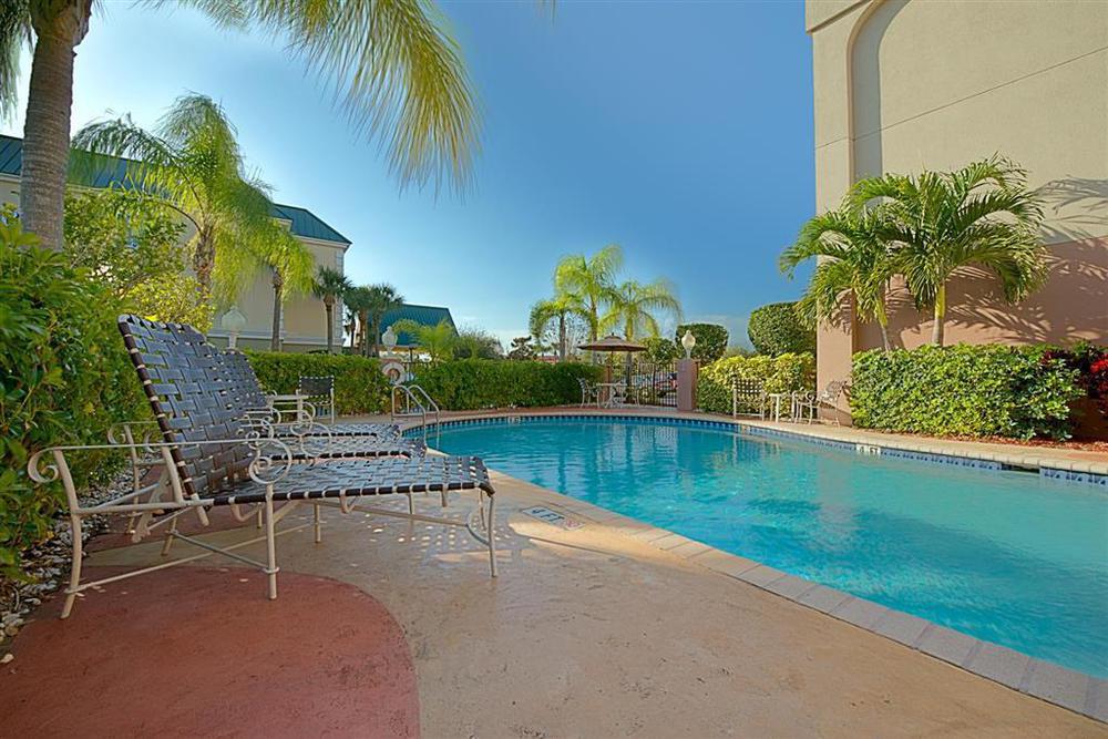Hampton Vero Outlets 5*